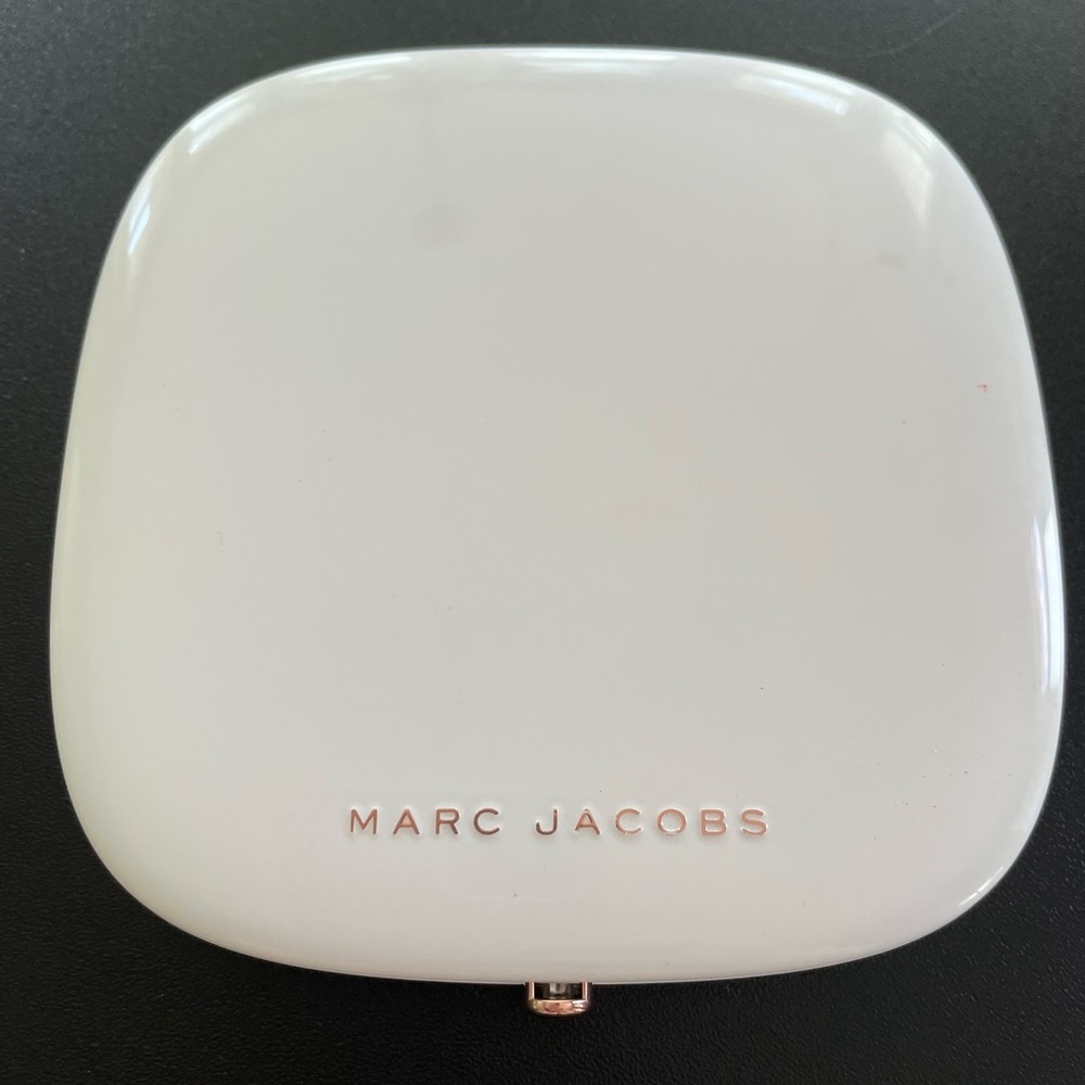 Marc Jacobs O'mega Bronze in 104 Tan-tastic.  Barely used! No box.